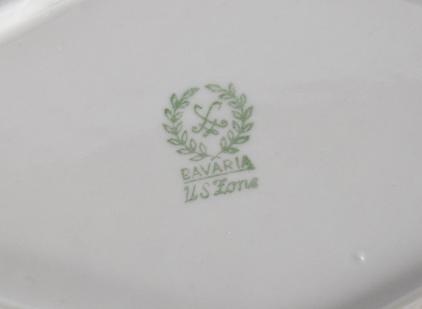 Aparelho de jantar porcelana Bavaria composto de: 24 pratos rasos, 12... - foto 5 de 8