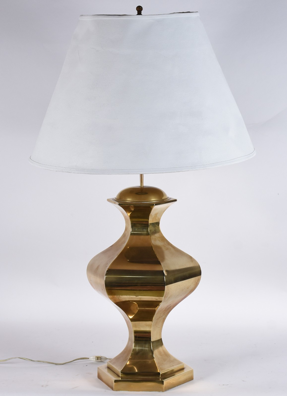 Abatjour de metal dourado, cúpula branca.Com amassados. - foto 1 de 4
