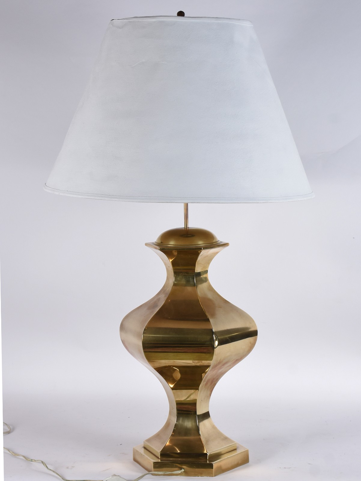 Abatjour de metal dourado, cúpula branca.Com amassados. - foto 3 de 4