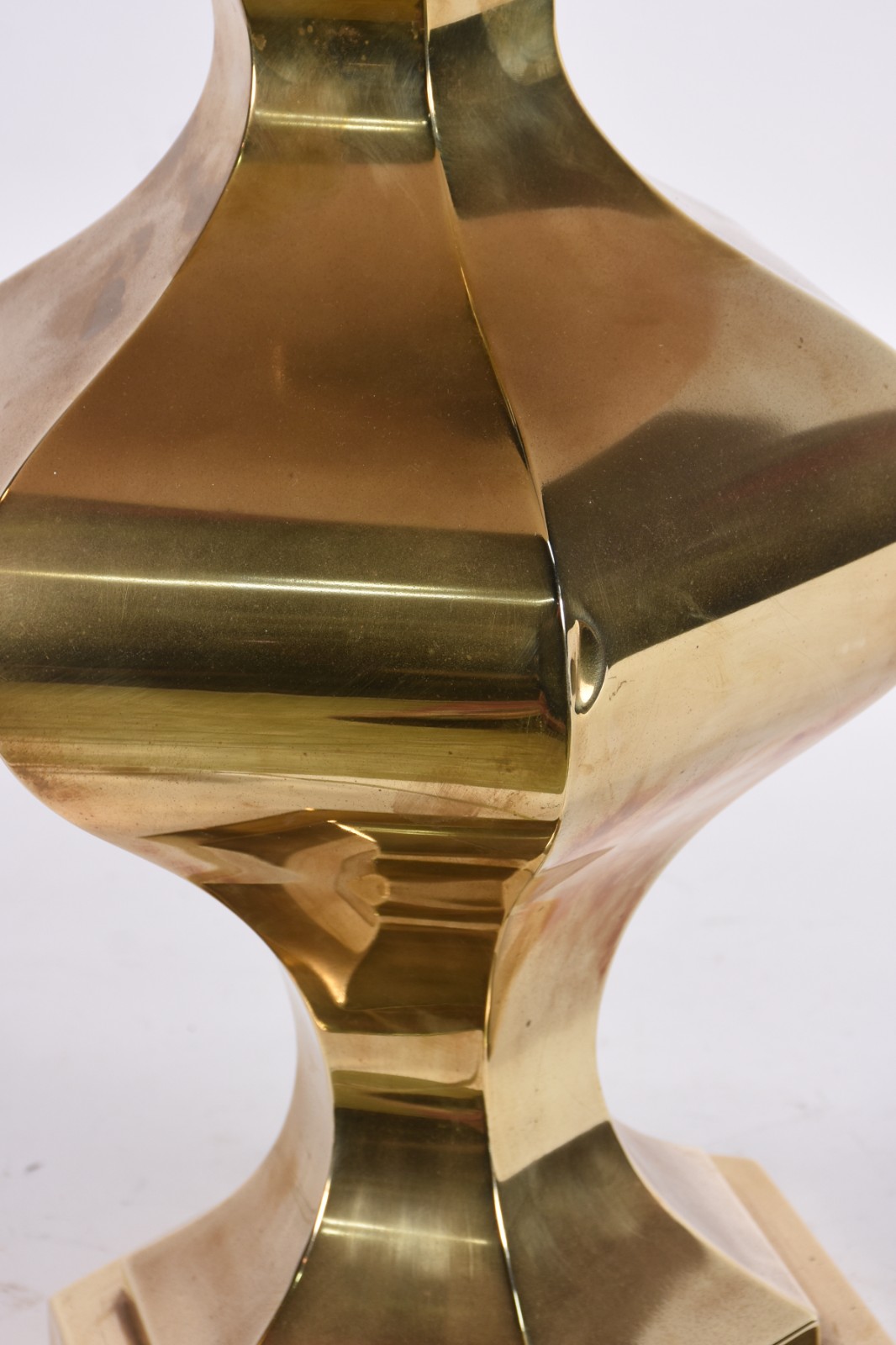 Abatjour de metal dourado, cúpula branca.Com amassados. - foto 4 de 4