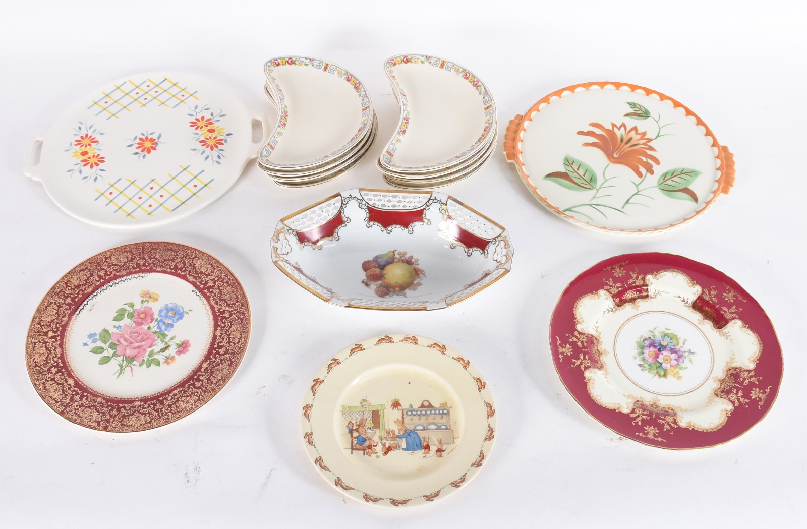 Diversas peças, sendo: cinco pratos de porcelana de várias... - foto 1 de 7