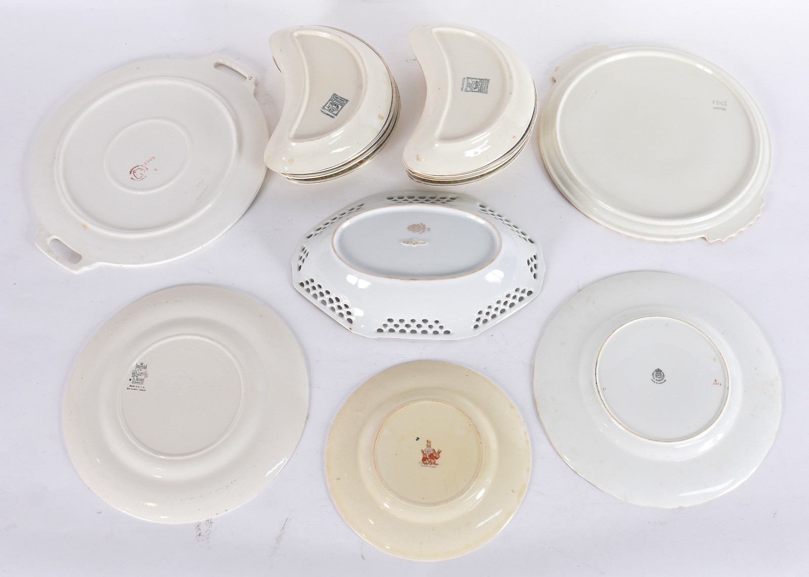 Diversas peças, sendo: cinco pratos de porcelana de várias... - foto 3 de 7