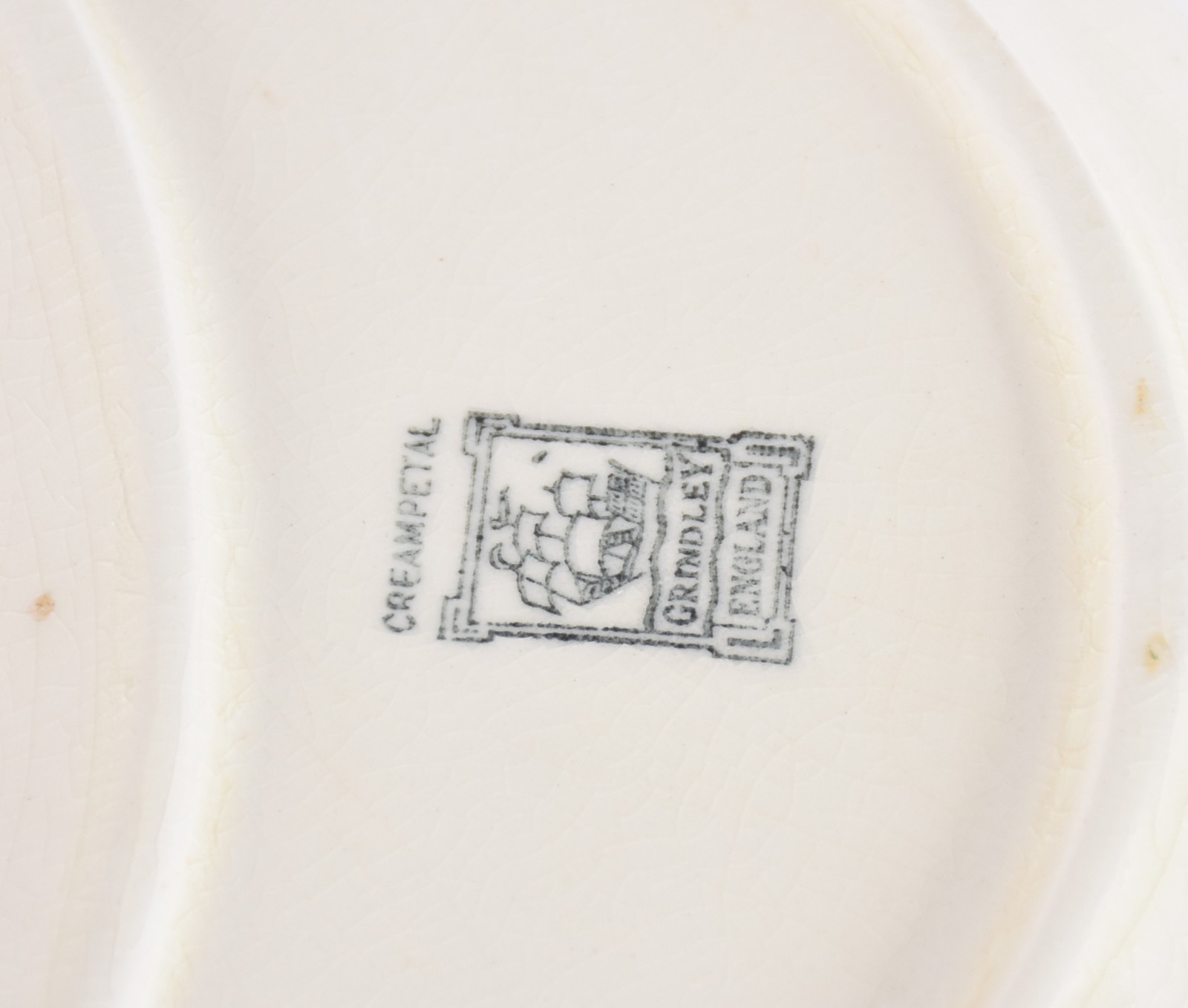 Diversas peças, sendo: cinco pratos de porcelana de várias... - foto 6 de 7