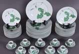 Serviço de jantar de porcelana Roberto Simões c... - Serviço de jantar de porcelana Roberto Simões composto de: 12 pratos rasos, 12 pratos fundos, 12 pratos de sobremesa e 9 xícaras de café com pir...