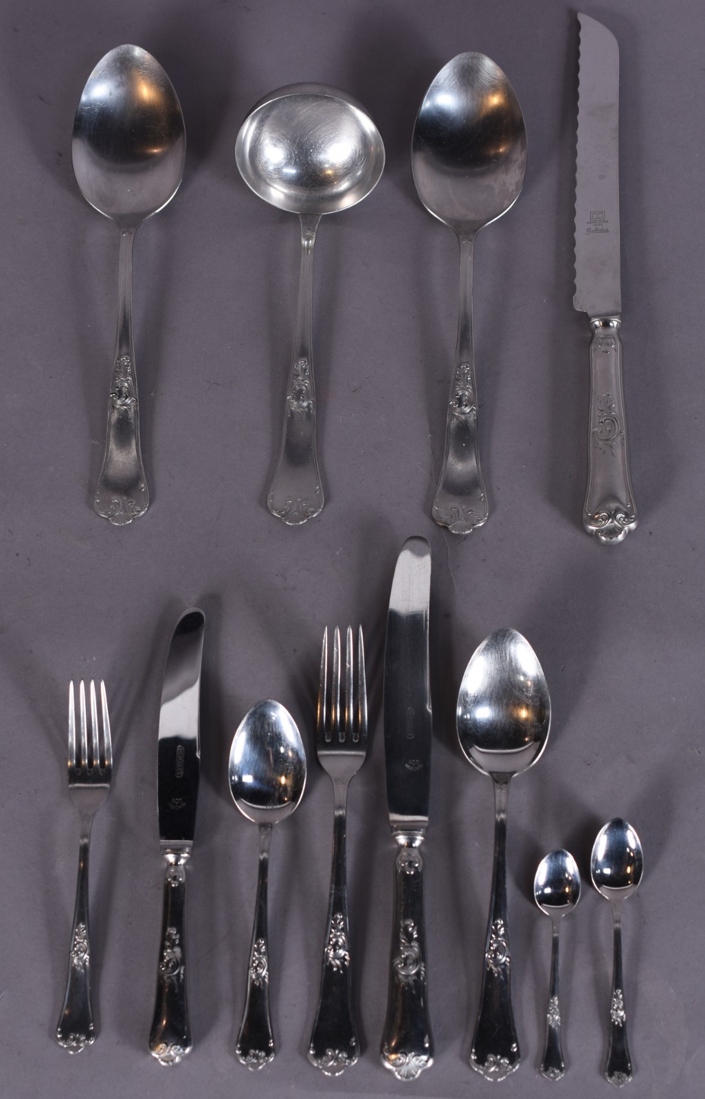 Faqueiro de aço inox Hercules composto de: 12 colheres, 11 garfos, 12... - foto 1 de 3