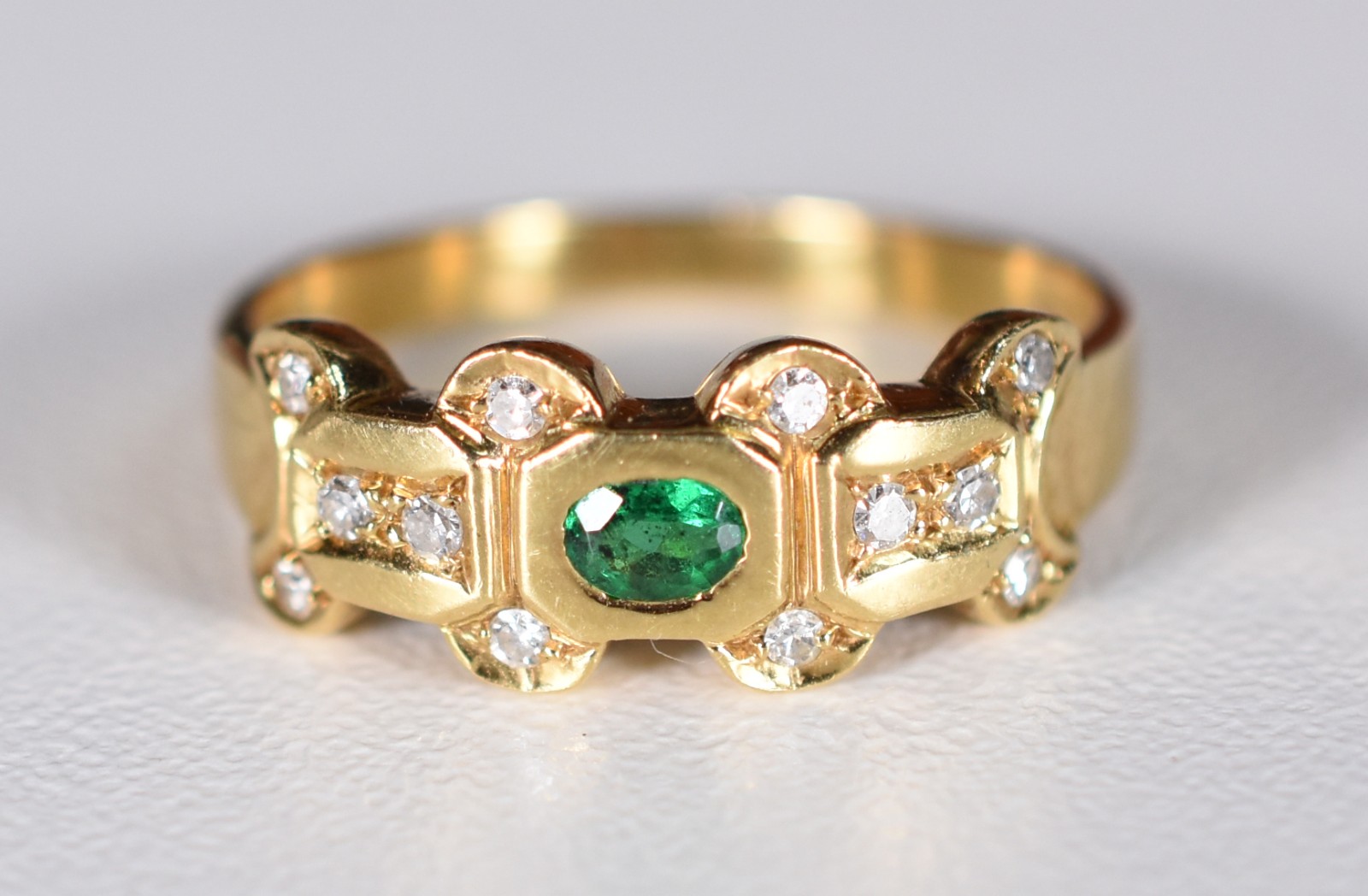 Anel de ouro 18k com 12 brilhantes e esmeralda, aro 17 (Por motivos... - foto 1 de 5