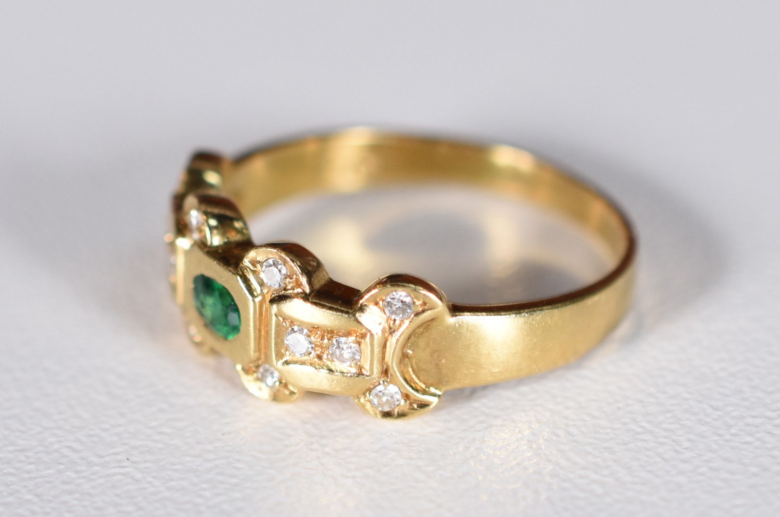 Anel de ouro 18k com 12 brilhantes e esmeralda, aro 17 (Por motivos... - foto 2 de 5