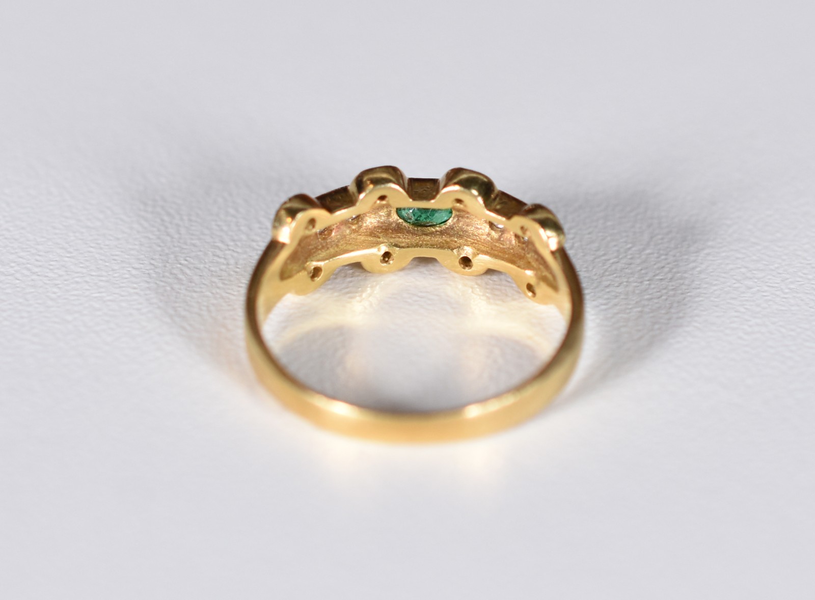 Anel de ouro 18k com 12 brilhantes e esmeralda, aro 17 (Por motivos... - foto 3 de 5