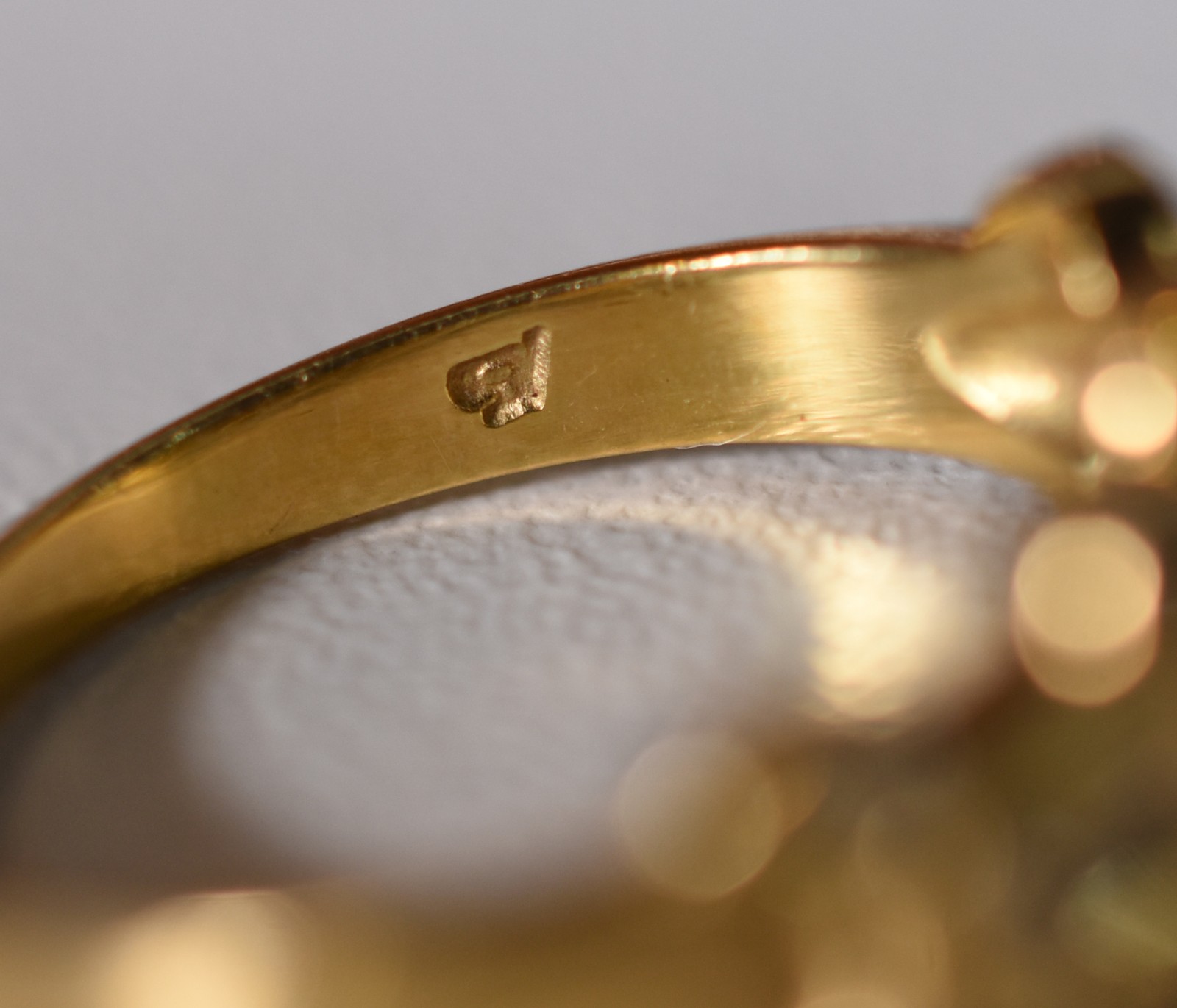 Anel de ouro 18k com 12 brilhantes e esmeralda, aro 17 (Por motivos... - foto 4 de 5