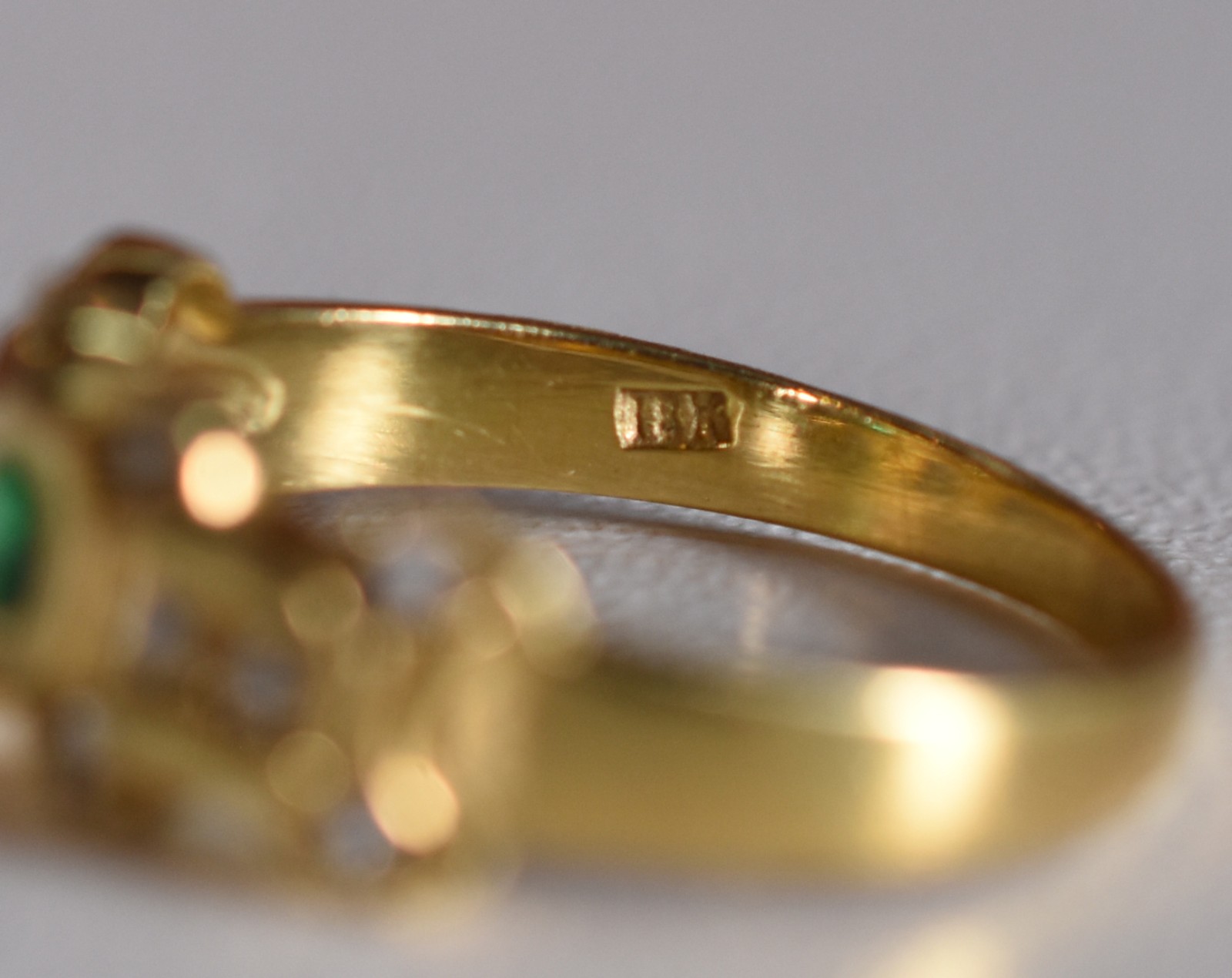 Anel de ouro 18k com 12 brilhantes e esmeralda, aro 17 (Por motivos... - foto 5 de 5