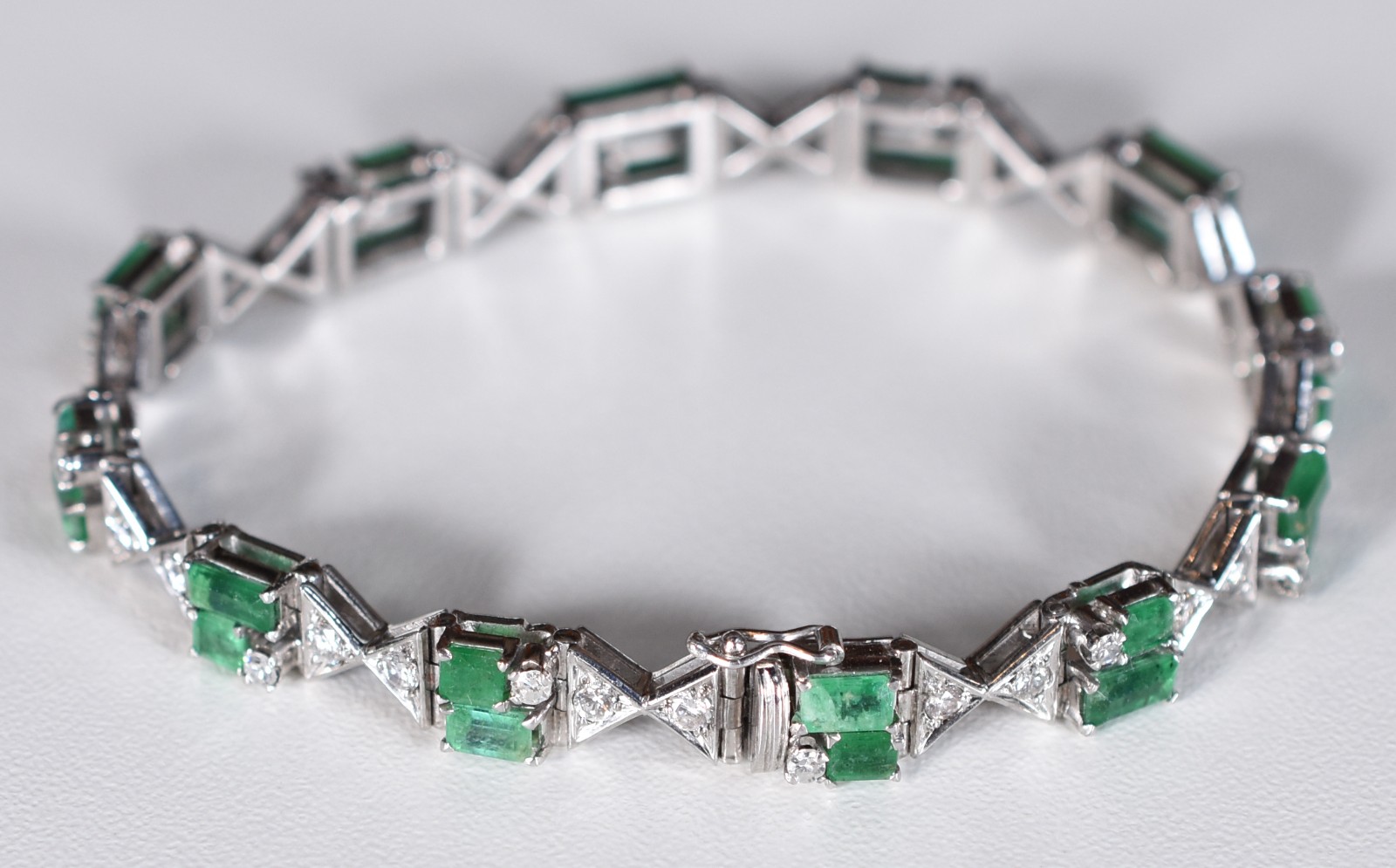 Pulseira de ouro branco com brilhantes e esmeraldas (Por motivos de... - foto 1 de 4