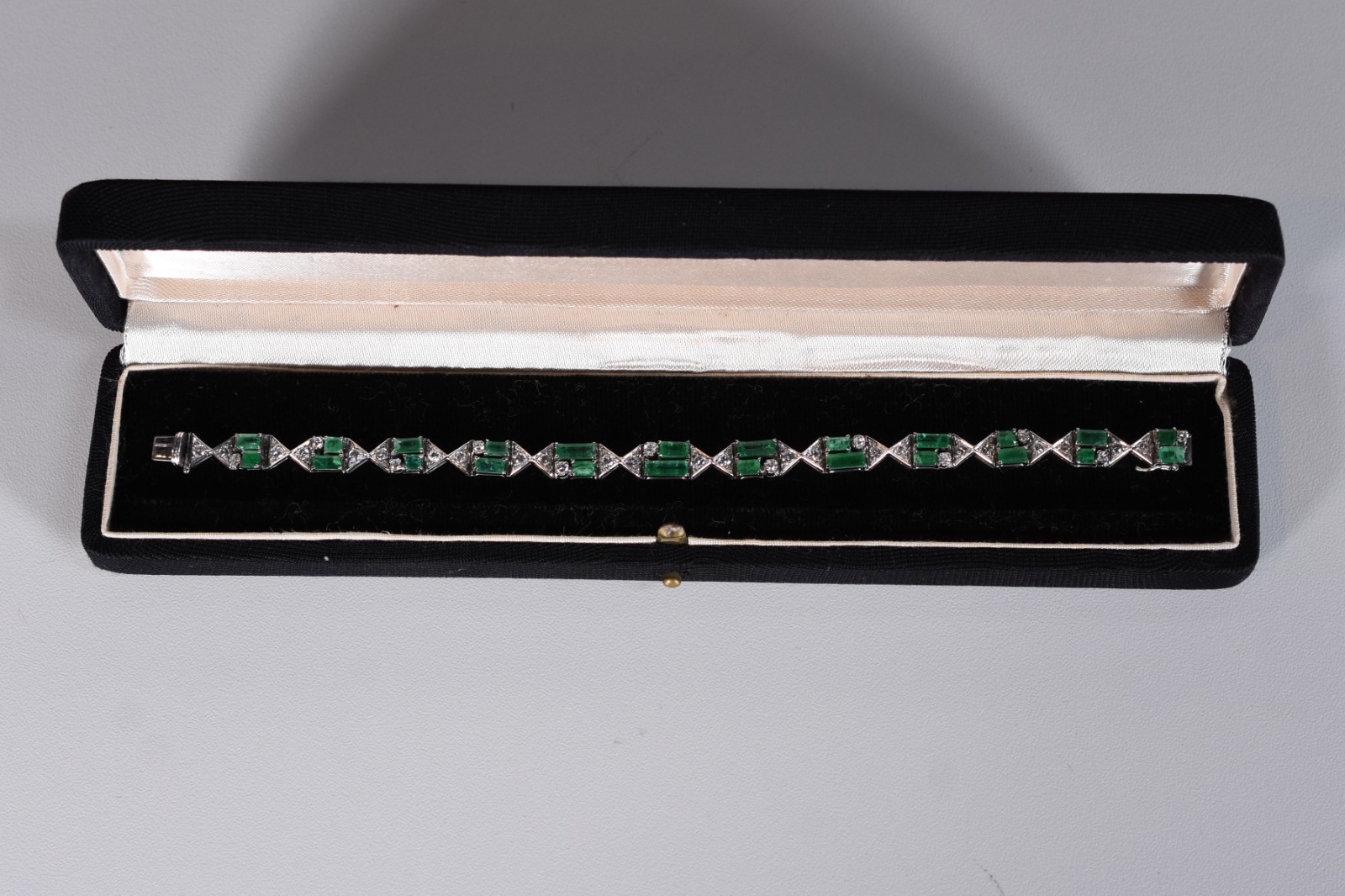 Pulseira de ouro branco com brilhantes e esmeraldas (Por motivos de... - foto 2 de 4