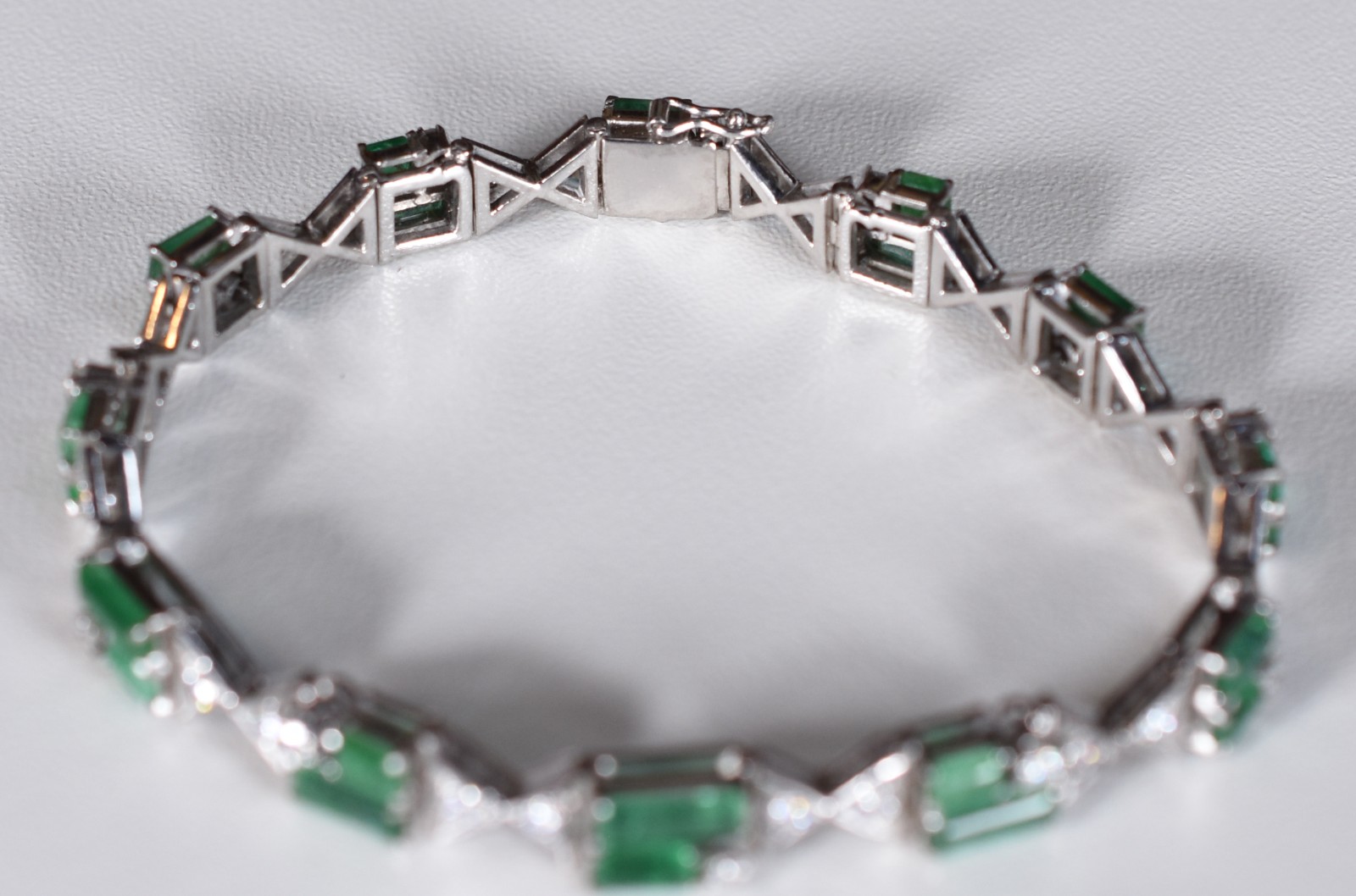 Pulseira de ouro branco com brilhantes e esmeraldas (Por motivos de... - foto 4 de 4