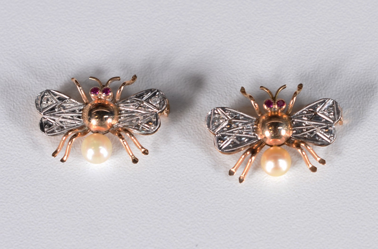 Par de broches de ouro 18 k, contraste 750 feitio abelha com olhos de... - foto 2 de 4