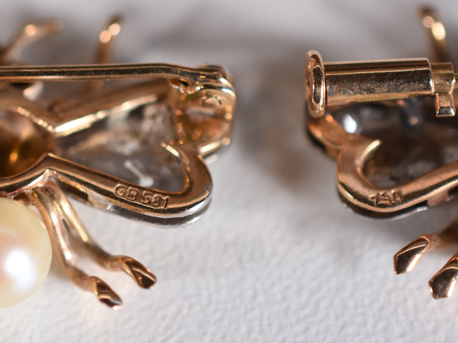 Par de broches de ouro 18 k, contraste 750 feitio abelha com olhos de... - foto 4 de 4