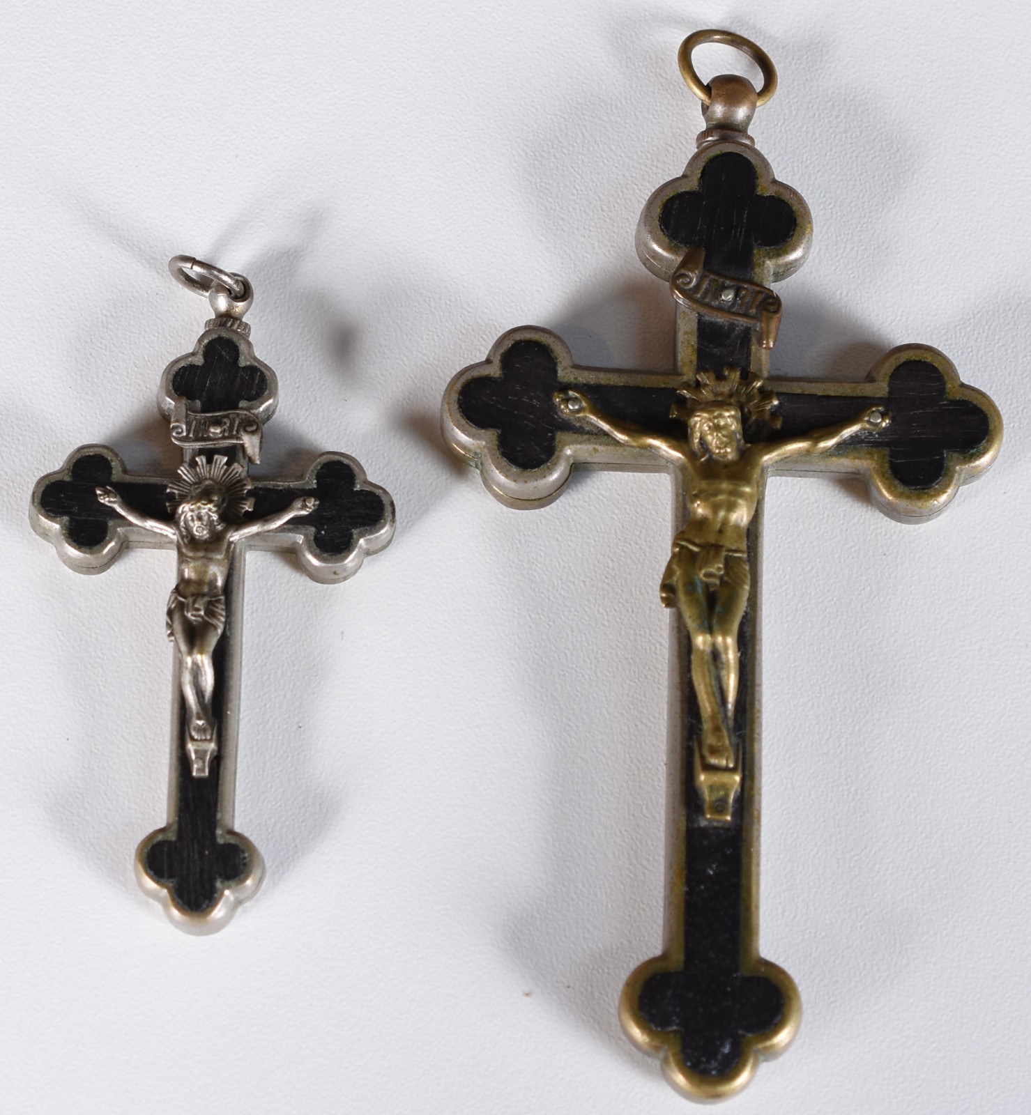Crucifixo/relicários de metal com as relíquias dos santos em ouro... - foto 1 de 7
