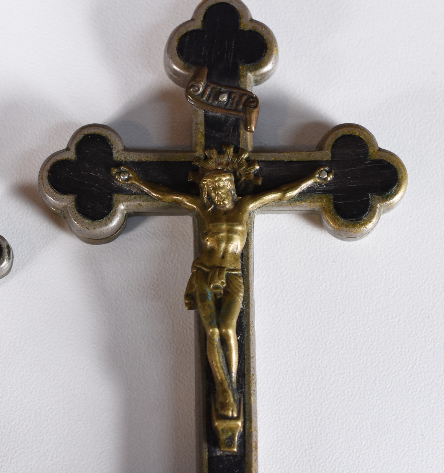 Crucifixo/relicários de metal com as relíquias dos santos em ouro... - foto 3 de 7