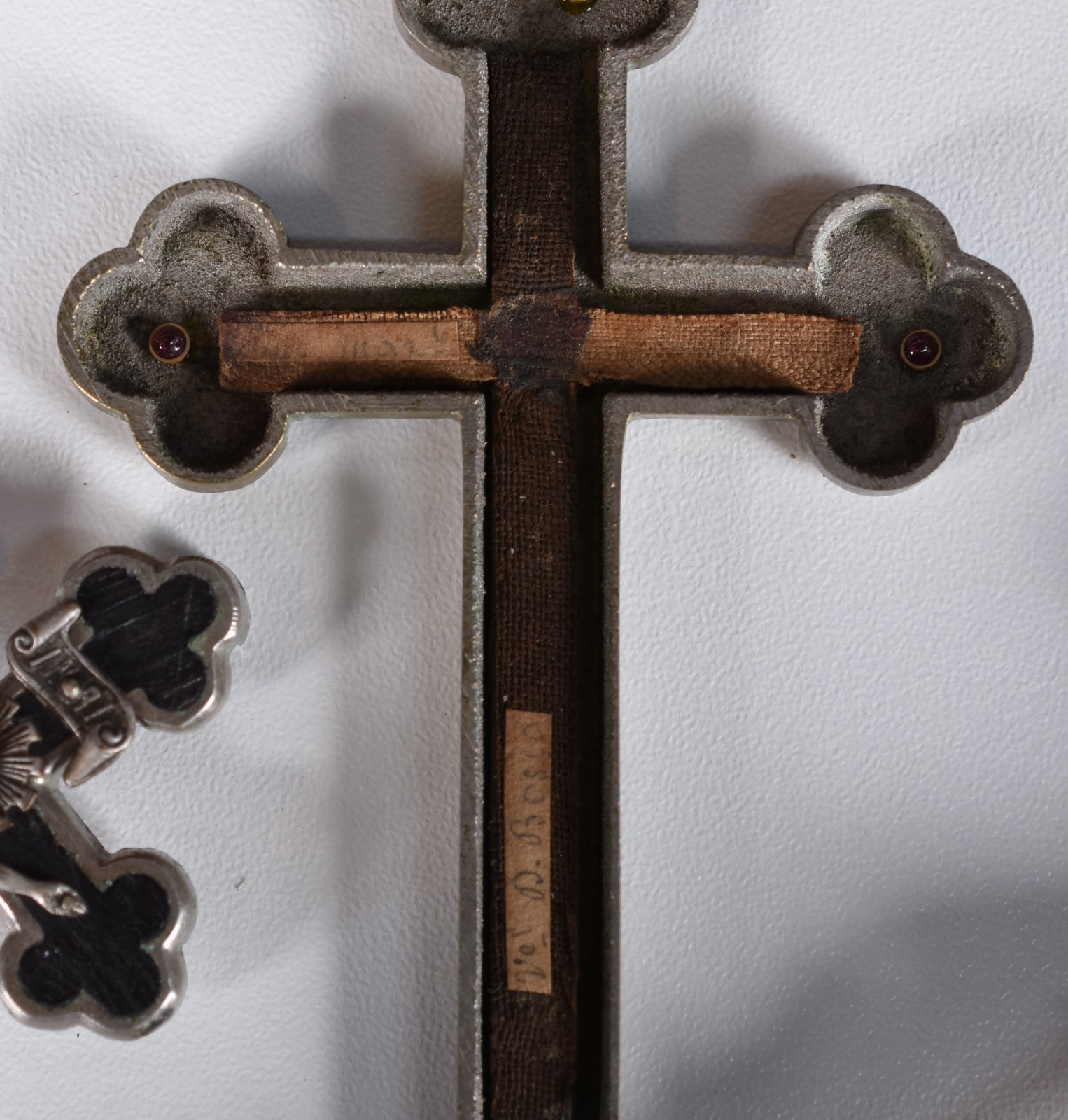 Crucifixo/relicários de metal com as relíquias dos santos em ouro... - foto 7 de 7