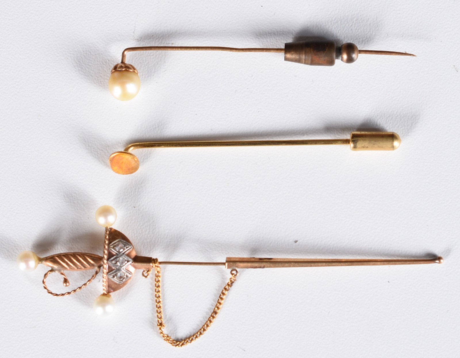 Três alfinetes de ouro baixo com perolas (Por motivos de segurança a... - foto 1 de 3
