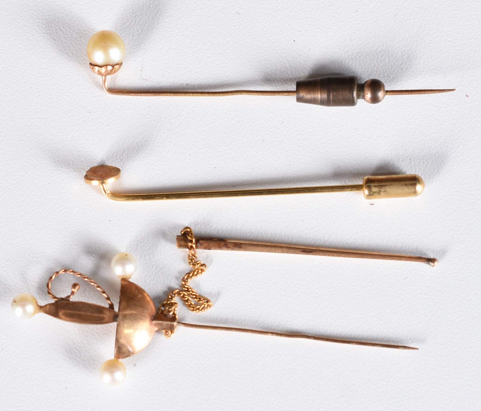 Três alfinetes de ouro baixo com perolas (Por motivos de segurança a... - foto 3 de 3
