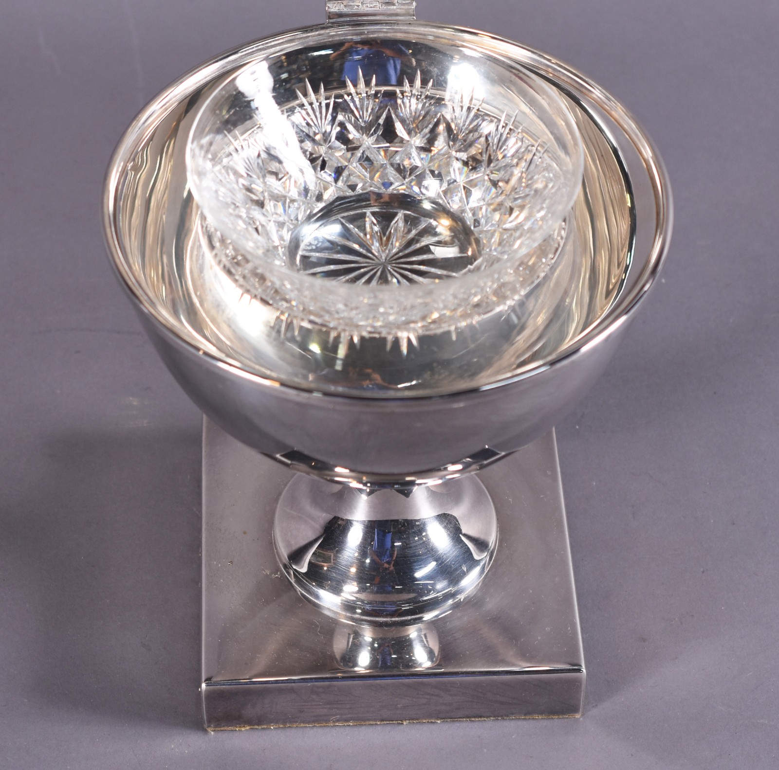 Porta caviar de metal prateado com recipiente interno de cristal... - foto 3 de 8