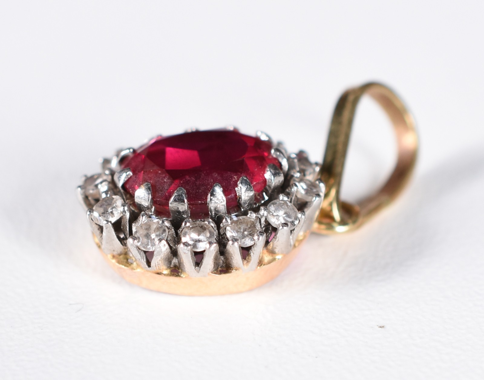 Pendente de ouro 18 k e ouro branco com pedra vermelha com 12... - foto 2 de 3