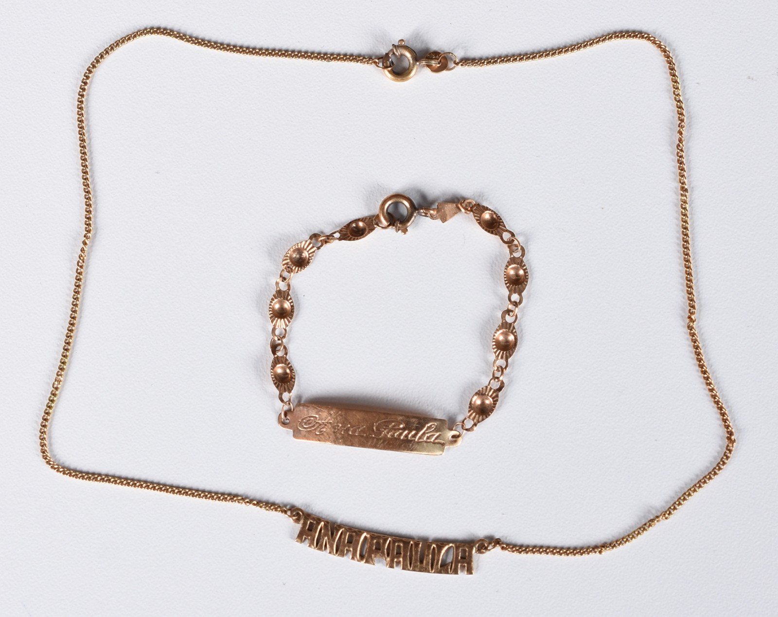 Duas pulseiras de ouro 18 k, com nomes gravados "Ana Paula". (Por... - foto 2 de 5