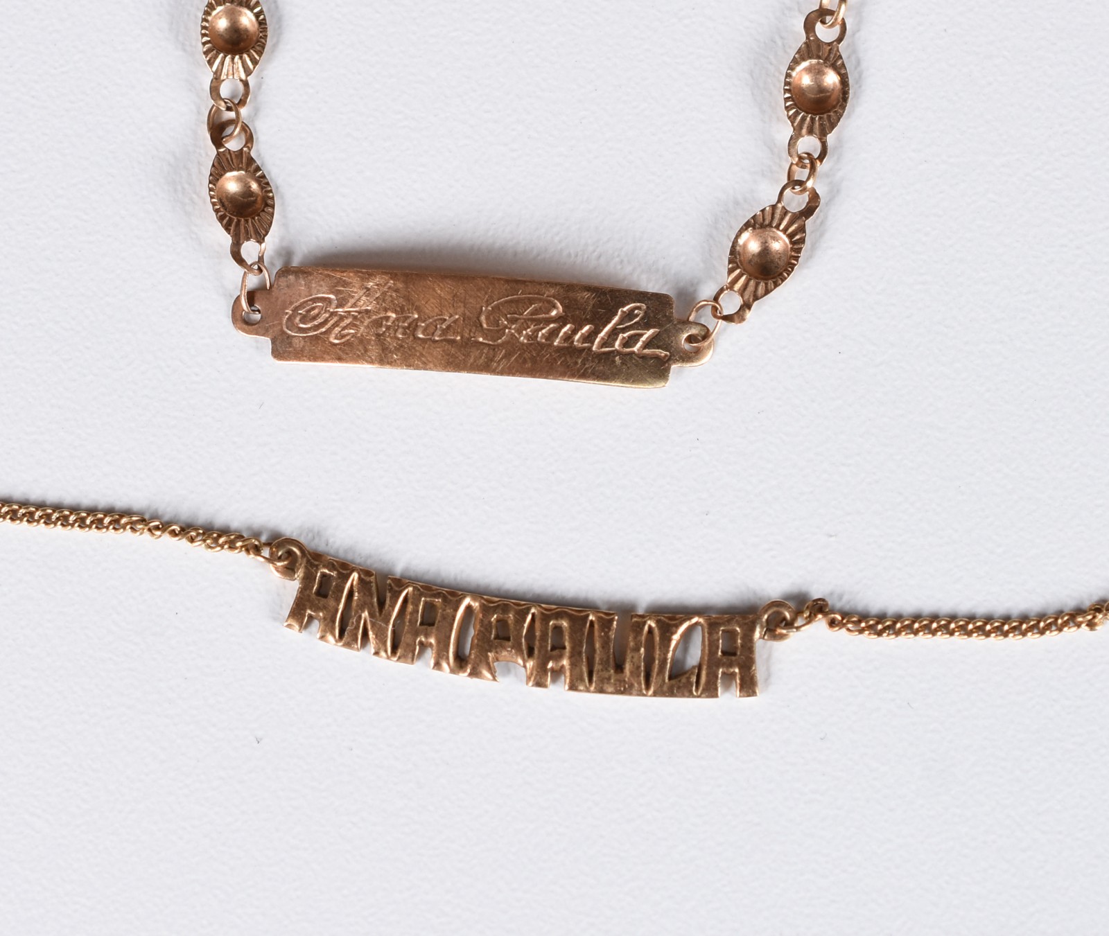 Duas pulseiras de ouro 18 k, com nomes gravados "Ana Paula". (Por... - foto 1 de 5