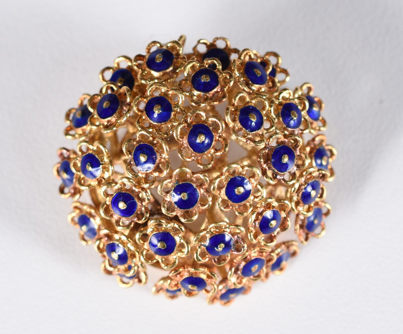 Broche com flores de ouro 18 k e detalhes em esmalte azul. (Por... - foto 1 de 4