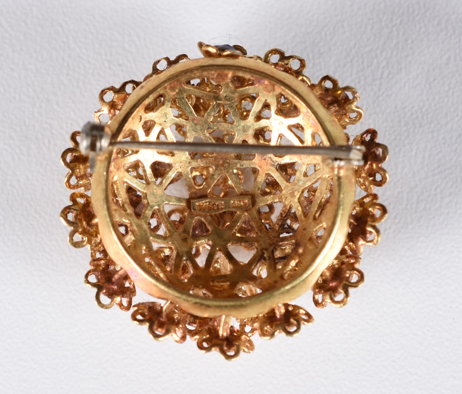Broche com flores de ouro 18 k e detalhes em esmalte azul. (Por... - foto 3 de 4