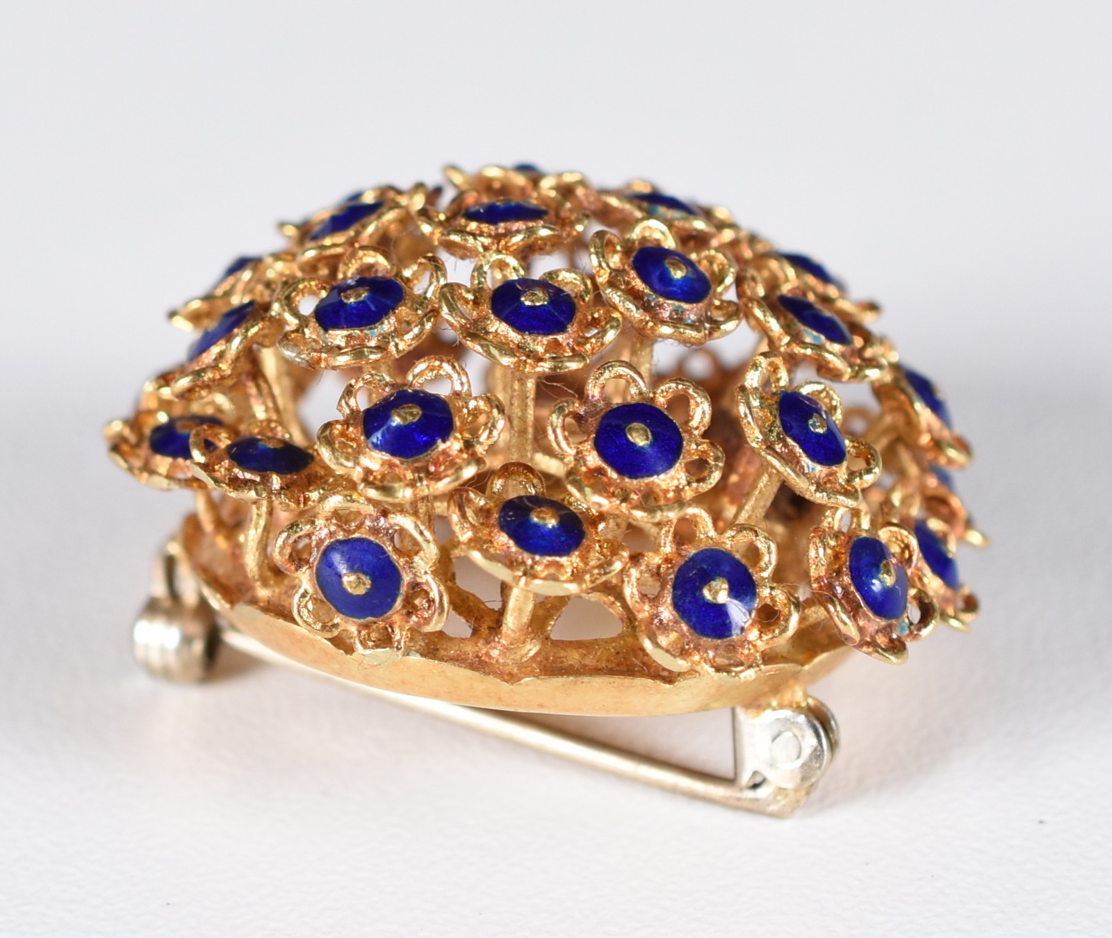 Broche com flores de ouro 18 k e detalhes em esmalte azul. (Por... - foto 2 de 4