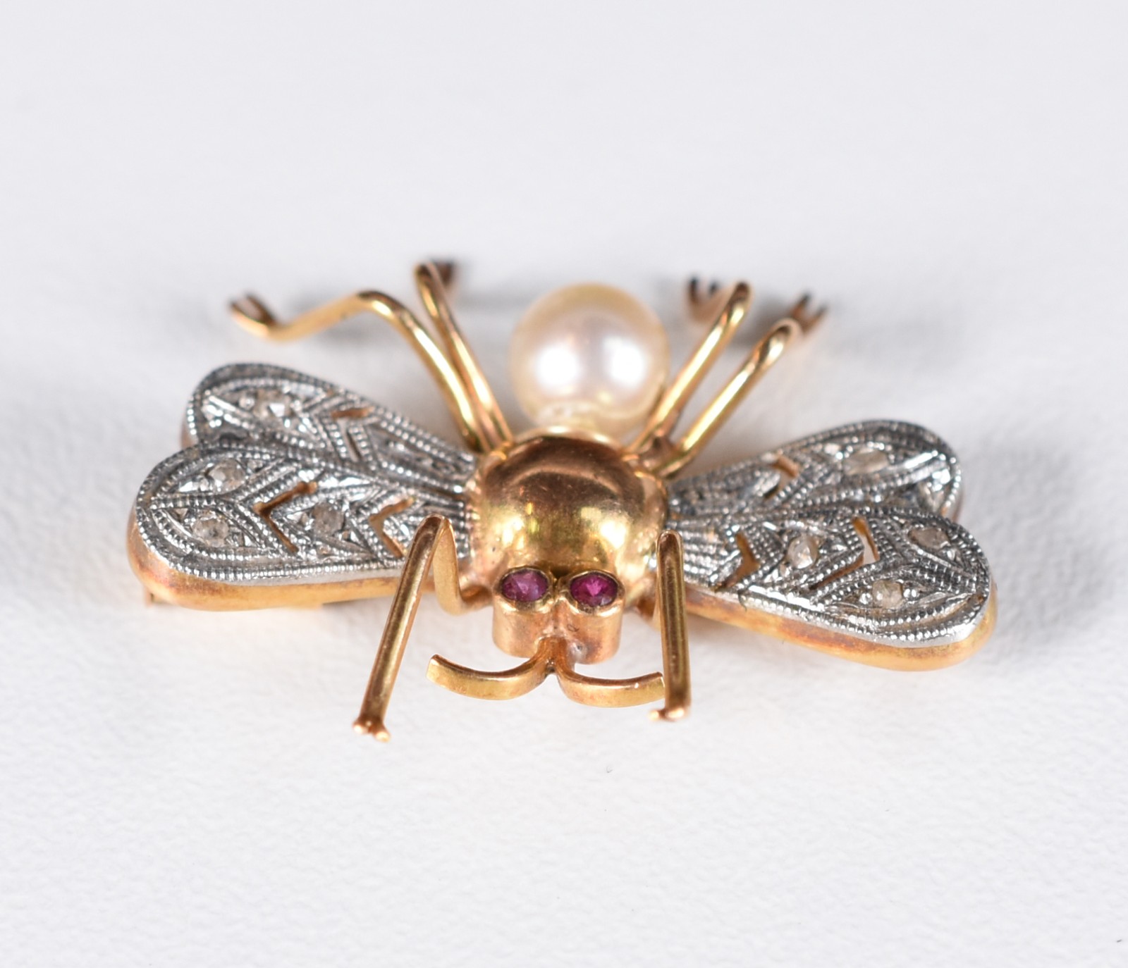 Broche feitio abelha de ouro 18 k com detalhes de platina com... - foto 1 de 3