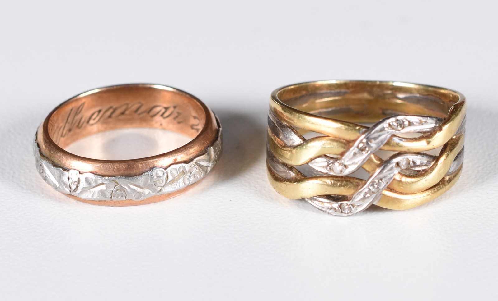 Dois anéis de ouro baixo com detalhes de ouro branco, aro 24 e 22... - foto 1 de 4