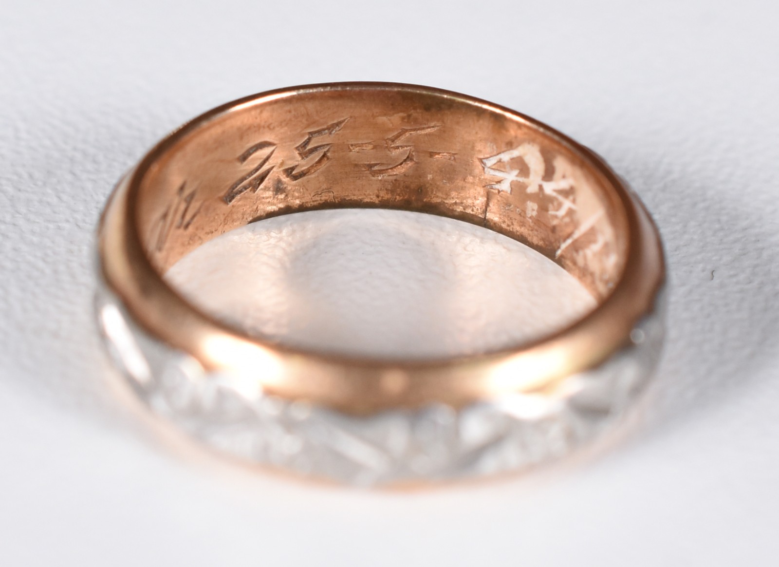 Dois anéis de ouro baixo com detalhes de ouro branco, aro 24 e 22... - foto 3 de 4