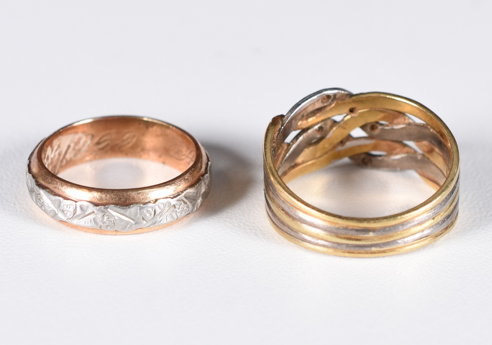 Dois anéis de ouro baixo com detalhes de ouro branco, aro 24 e 22... - foto 4 de 4