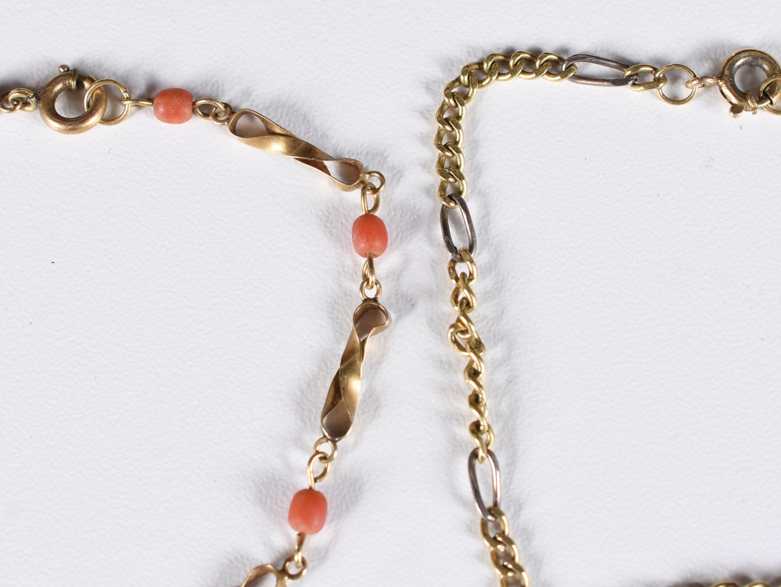 Duas pulseiras de ouro 18 k, sendo uma com pequenas pedras corais e a... - foto 1 de 4