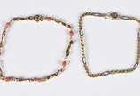 Duas pulseiras de ouro 18 k, sendo uma com pequ... - Duas pulseiras de ouro 18 k, sendo uma com pequenas pedras corais e a outra em elos menores intercalados por outros maiores. (Por motivos de seg...