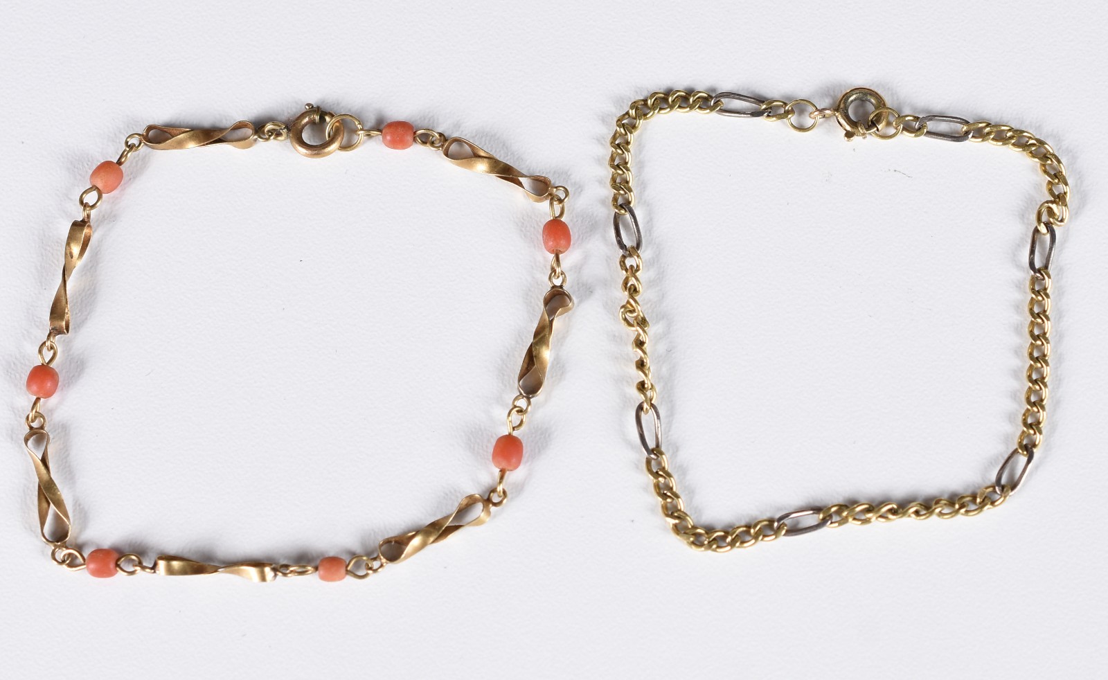 Duas pulseiras de ouro 18 k, sendo uma com pequenas pedras corais e a... - foto 2 de 4