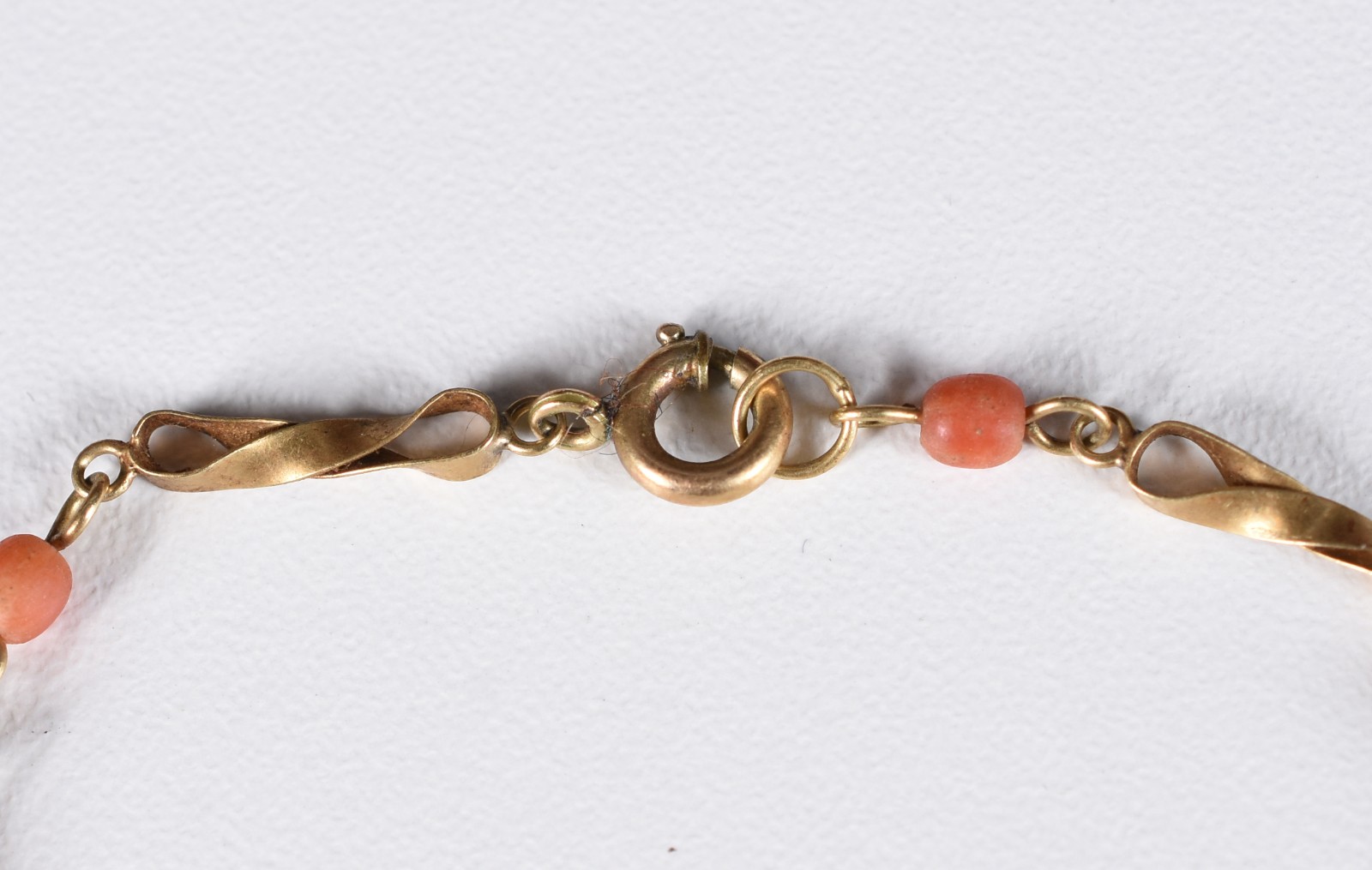 Duas pulseiras de ouro 18 k, sendo uma com pequenas pedras corais e a... - foto 3 de 4