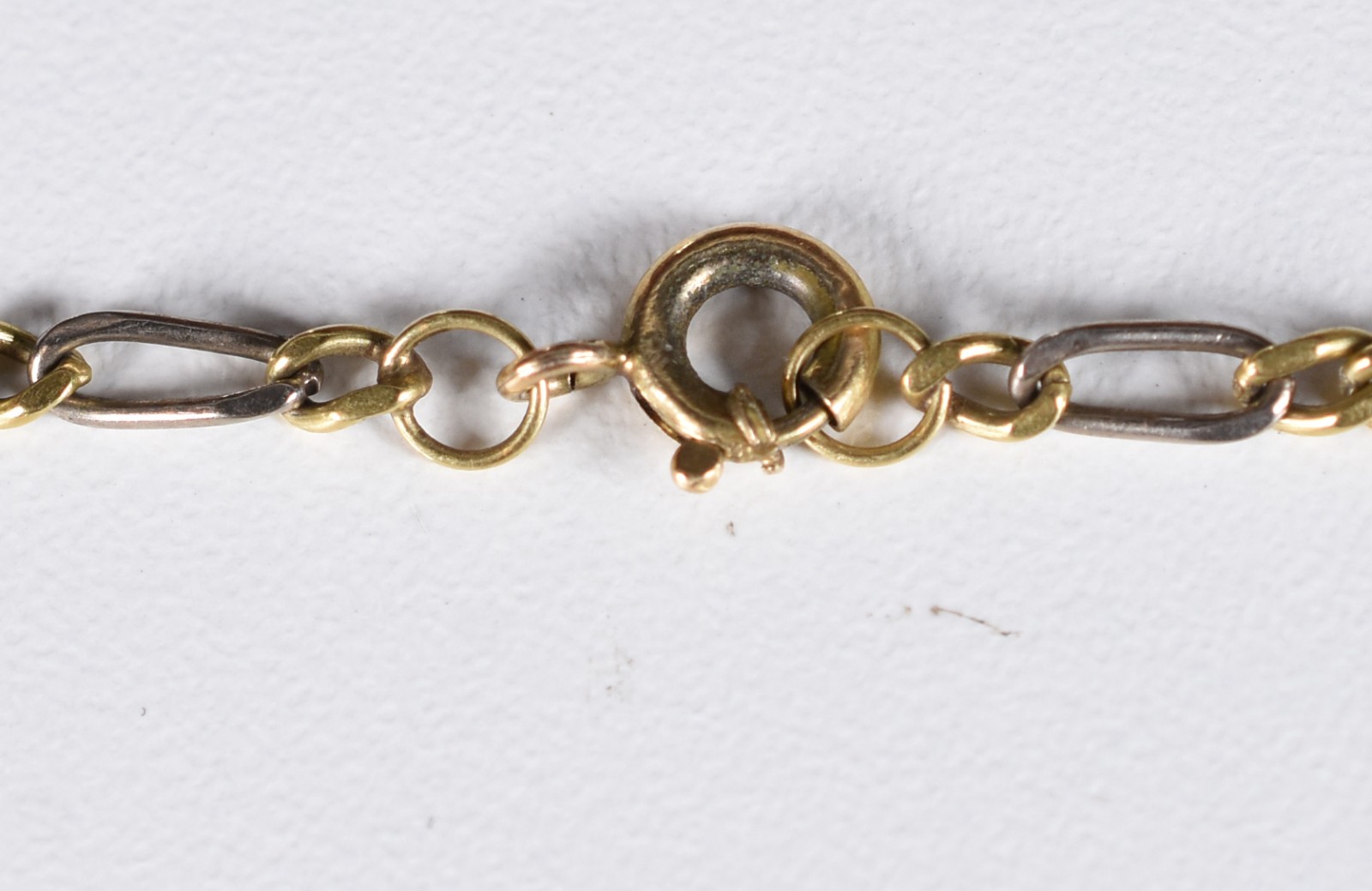 Duas pulseiras de ouro 18 k, sendo uma com pequenas pedras corais e a... - foto 4 de 4
