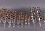Serviço de cristal tcheco com tarja dourada com... - Serviço de cristal tcheco com tarja dourada composto de: 11 cálices para licor, 12 taças para champagne, 10 copos longos, 11 para vinho tinto, 1...