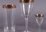 Serviço de cristal tcheco com tarja dourada com... - Serviço de cristal tcheco com tarja dourada composto de: 11 cálices para licor, 12 taças para champagne, 10 copos longos, 11 para vinho tinto, 1...