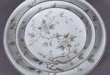 Serviço de jantar de porcelana Noritake compost... - Serviço de jantar de porcelana Noritake composto de: 24 pratos rasos, 9 pratos fundos, 8 pratos de sobremesa e 12 pratos para pão. Total: 53 peças.