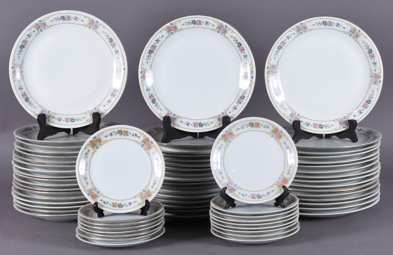 Serviço de jantar de porcelana Renner composto de: 51 pratos rasos e... - foto 1 de 6