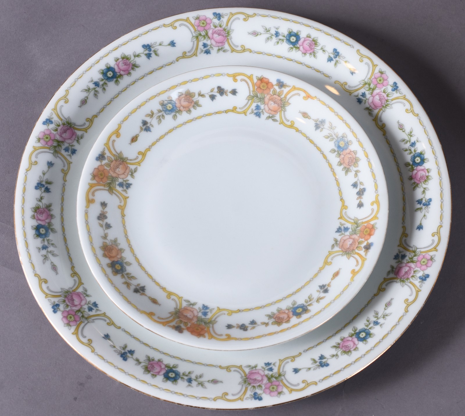 Serviço de jantar de porcelana Renner composto de: 51 pratos rasos e... - foto 2 de 6
