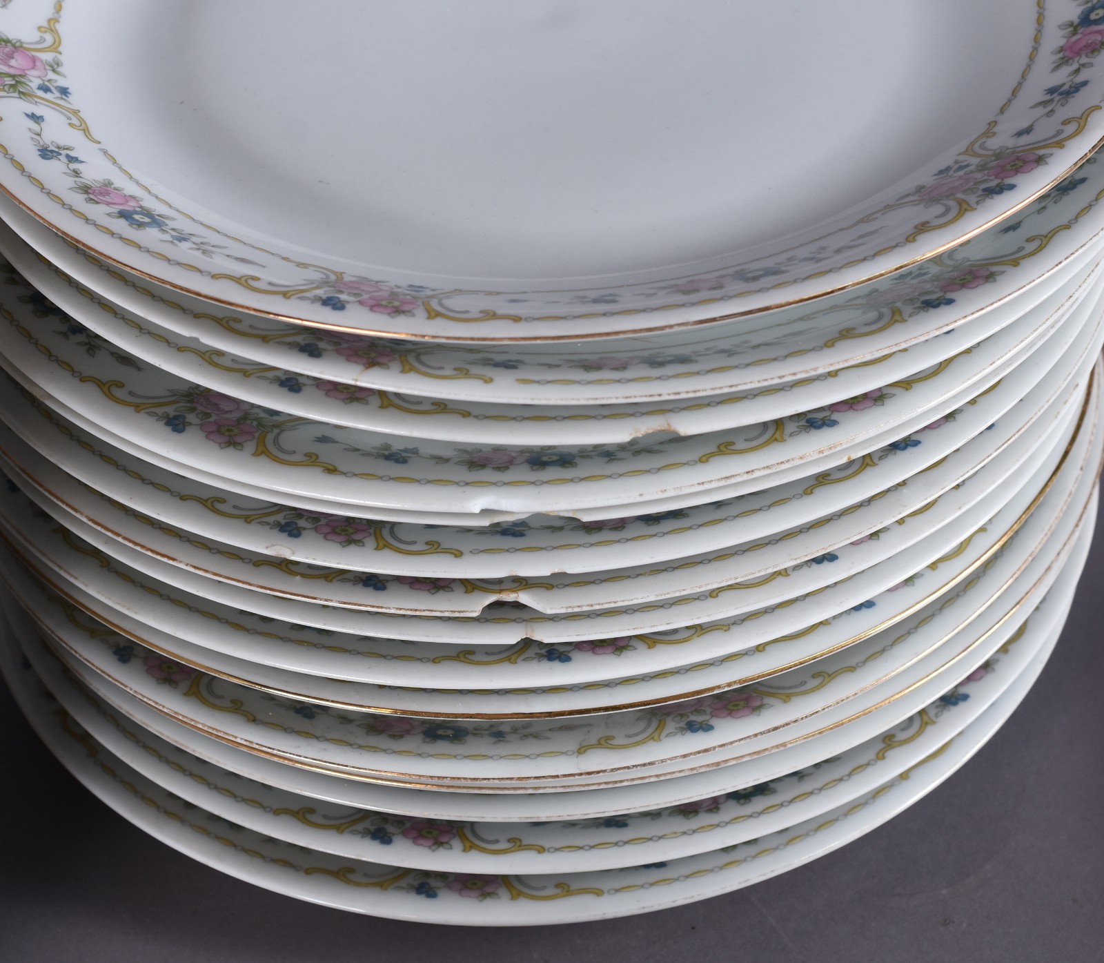 Serviço de jantar de porcelana Renner composto de: 51 pratos rasos e... - foto 5 de 6
