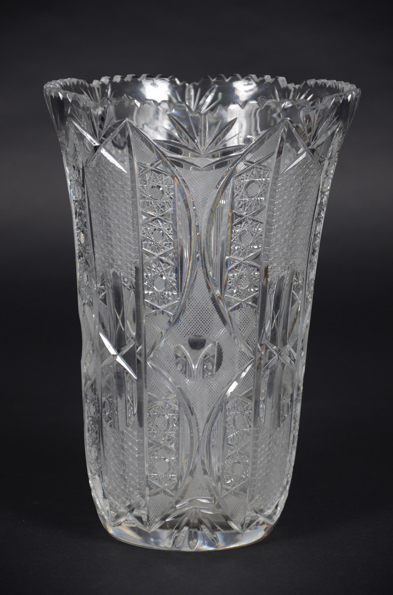 Vaso de cristal tcheco lapidado, borda recortada (com pequeno...