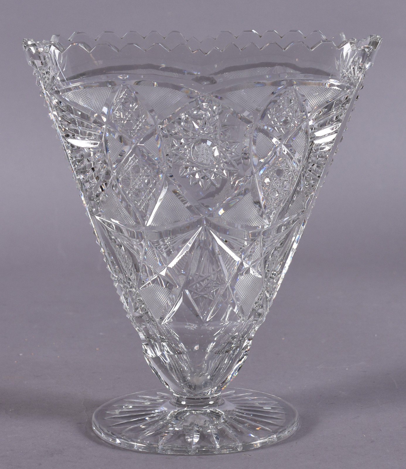 Vaso de cristal lapidado, borda dentada. - foto 1 de 3