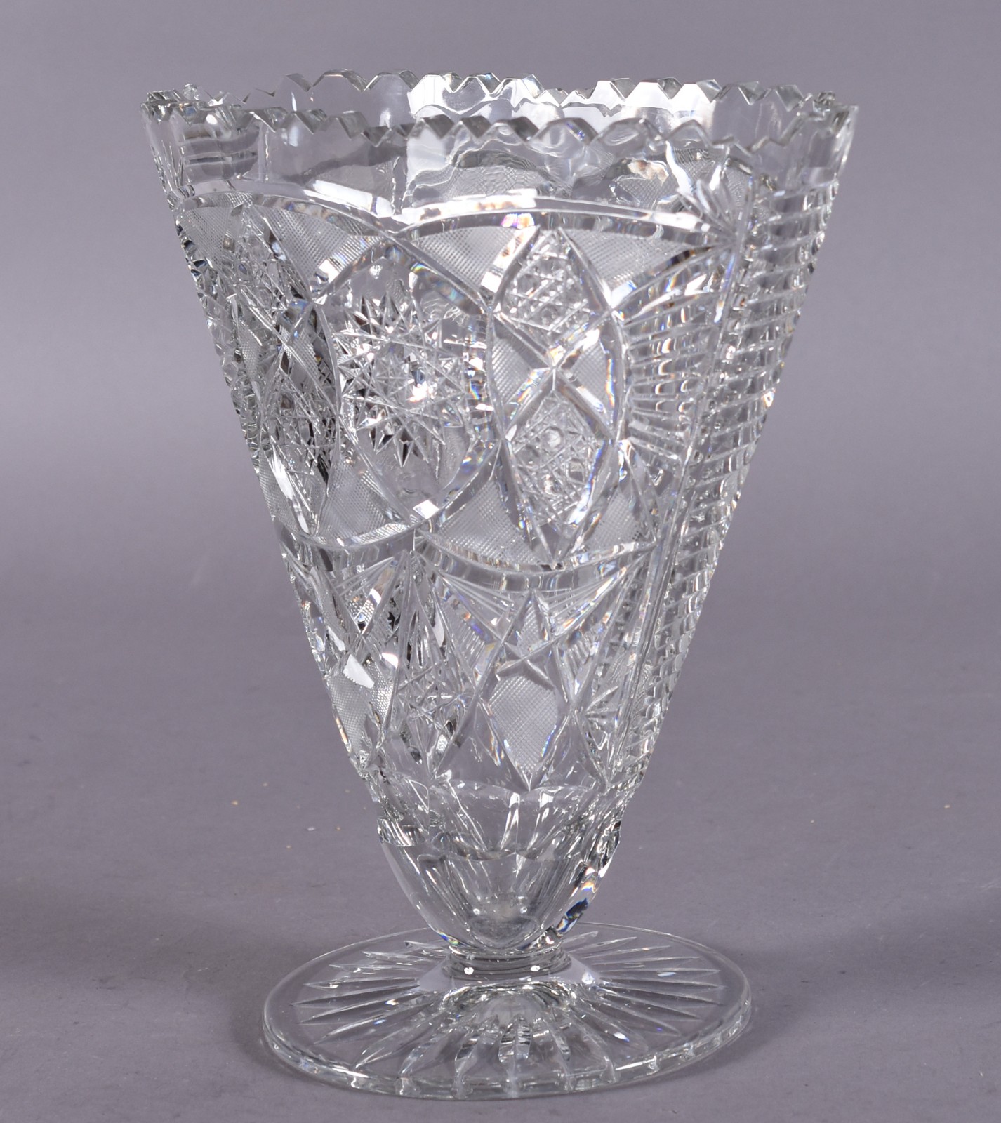 Vaso de cristal lapidado, borda dentada. - foto 2 de 3