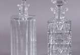 Duas garrafas de cristal europeu lapidado, com ... - Duas garrafas de cristal europeu lapidado, com lascados.